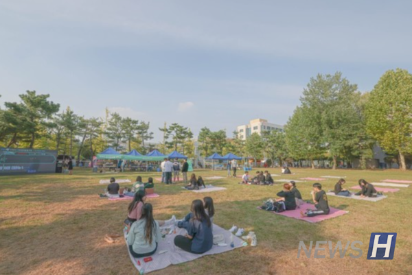 ▲ 학생들이 잔디 공터에 마련된 피크닉 존인 'Wind Park'에서 피크닉을 즐기며 휴식을 취하고 있다. 이곳에서는 다양한 피크닉 용품과 폴라로이드 카메라 등이 준비돼 있어 가을바람을 만끽할 수 있다. ⓒ ERICA캠퍼스 인스타그램