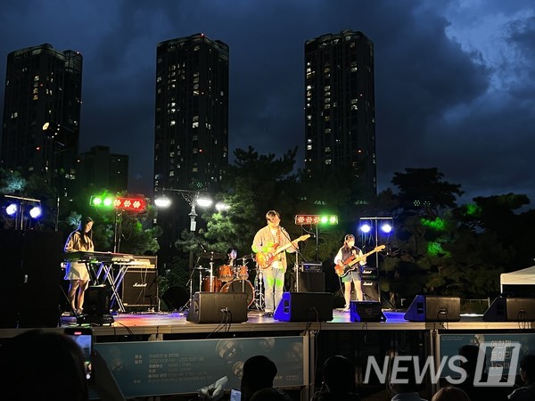 ▲ 학생회관 앞 한마당에서는 동아리연합회 ANEW에서 주최하는 ‘애한제 동아리 Festa’가 열렸다. ⓒ 현서경 기자