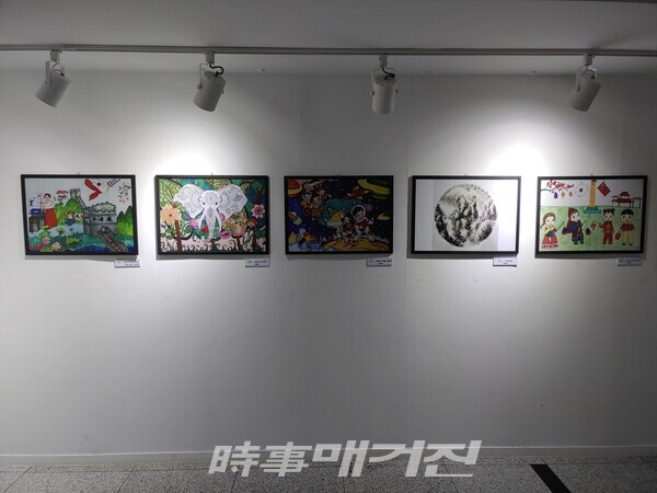 전시 중인 한중청소년 페스티벌 미술작품들(사진_한중미술협회)
