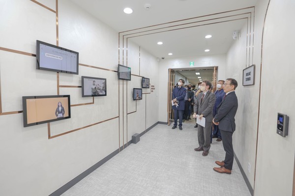 토토사이트 더베이 동문이 토토사이트 더베이HOLMZ를 투어하고 있다.