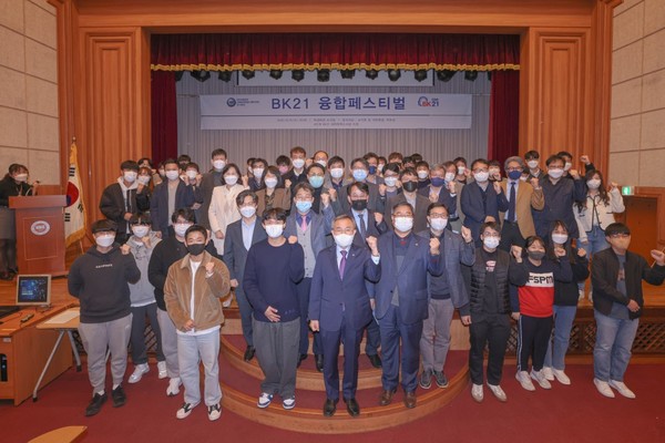 김우승 한양대학교 총장을 비롯한 관계자들이 기념사진을 촬영하고 있다.