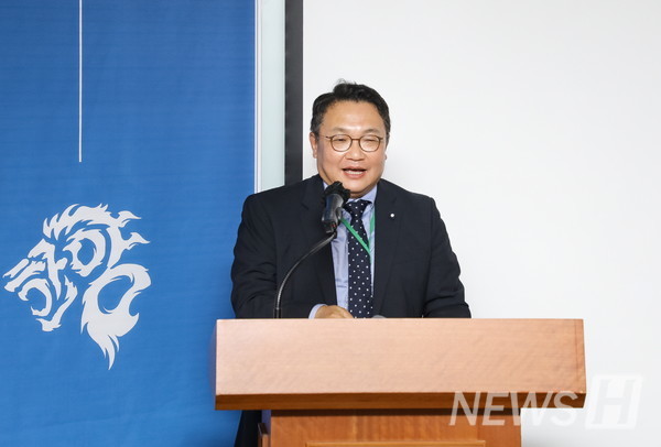 At the opening ceremony of the HanYang Institute of Smart Semiconductor (HY-ISS) held at Hanyang University Seoul Campus in Seongdong-gu, Seoul on the October 20th, Director Ahn Jin-ho is announcing the vision of the institute.