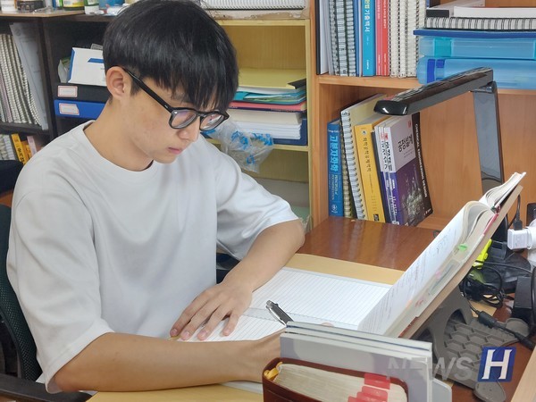 ▲ 토토사이트 실수반원들은 학습실을 제공받을 수 있다. 그는 토토사이트 실수반에 입반해 제공받았던 강의와 스터디, 선후배 간의 교류를 합격의 비결이라 말했다. ⓒ 이효빈 학생