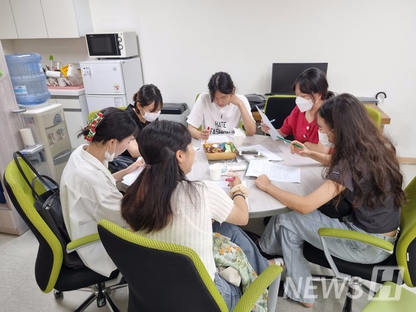 ▲ 하이디는 완성도 높은 게임 제작을 위해 방학 때는 비대면 화상 회의를, 학기 중에는 학교에 모여 지속적으로 회의를 거듭했다. ⓒ 정경민 학생
