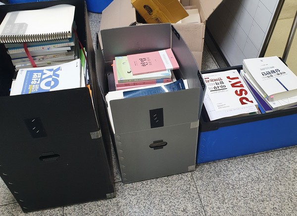 ▲ 황 씨가 기술고시를 준비하며 공부했던 책들이다.
