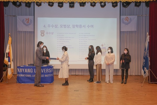 5급 반 수료자들이 수료증을 받고 있다.