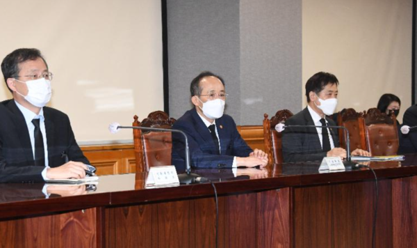 ▲ 추경호 기획재정부 장관, 이창용 한국은행 총재 등 정·재계 인사들이 지난달 23일 비상 거시경제금융회의를 열었다. 이들은 급속도로 얼어붙은 기업 자금 조달 시장의 해결책을 찾고자 해당 회의를 진행했다. ⓒ 기획재정부