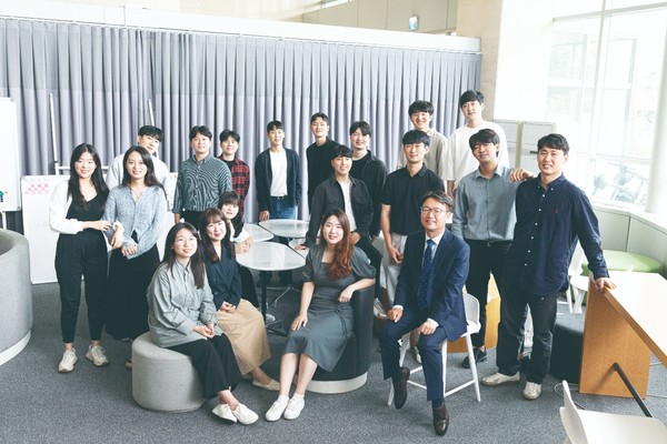 정재경 교수(맨 앞줄 오른쪽)가 이끄는 해외 토토사이트 순의나노소자 연구실은 산화물 해외 토토사이트 순의 소자와 차세대 디스플레이 소자를 연구하고 있다.