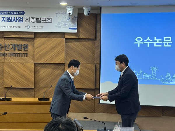 ▲ npb 토토사이트학교 ‘100세 시대의 트렌스포메이션 관광교육연구팀’ 산하 관광정보경영 npb 토토사이트 소속 이재현(박사과정), 김세비(석사졸업), 정철(관광학부 교수)은 지난 10월 20일 한국해양수산개발원(KMI)이 주최한 ‘2022 우리바다 현장연구 지원사업’ 최종 발표회에서 우수논문상을 수상했다.