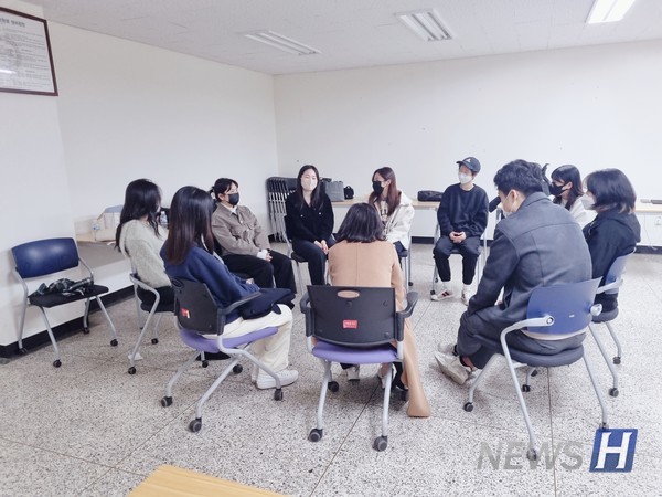 ▲ 또래 상담 프로그램은 전문 상담의 중개자 역할을 하기도 한다. ⓒ 현서경 기자