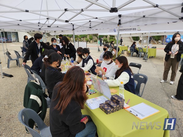 ▲ 올해에는 나만의 향수 만들기 프로그램을 운영해 심리적으로 힘든 학생들을 위로했다. ⓒ 한양행복드림상담센터