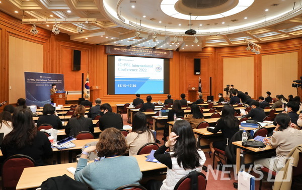  22일 서울 성동구 서울캠퍼스에서 열린 IC-PBL 국제컨퍼런스 2022에서 참석자들이 한양대 오현숙 교수의 특별강연을 듣고 있다