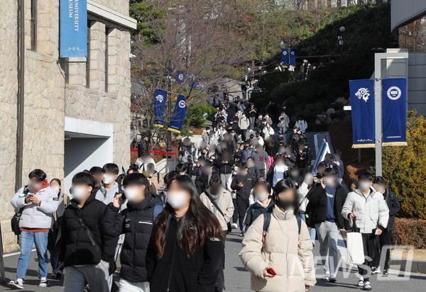   2023 자연계열 논술고사에 응시했던 수험생들이 27일 논술고사 장소인 서울 성동구 토토사이트 운영 썰 서울캠퍼스를 빠져나가고 있다. 토토사이트 운영 썰는 코로나 19 확산 방지를 위해 수험생을 제외한 외부인의 캠퍼스 출입을 전면통제했다.  26일부터 이틀간 진행된 토토사이트 운영 썰 2023학년도 수시 논술고사에는 2만 6553명이 지원, 107.94:1의 경쟁률을 보였다. 논술 전형 최종합격자는 내달 15일에 발표될 예정이다. 