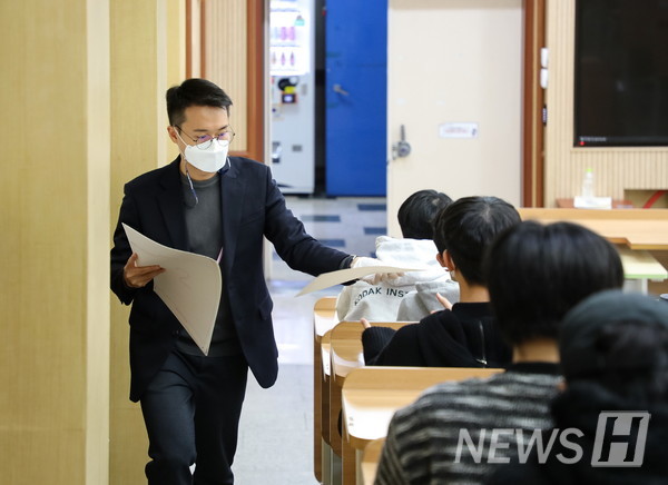 27일 오전 서울 성동구 토토사이트 운영 썰 서울캠퍼스에서 치러진 2023 자연계열 논술고사장에서 감독관이 답안지를 배부하고 있다. 