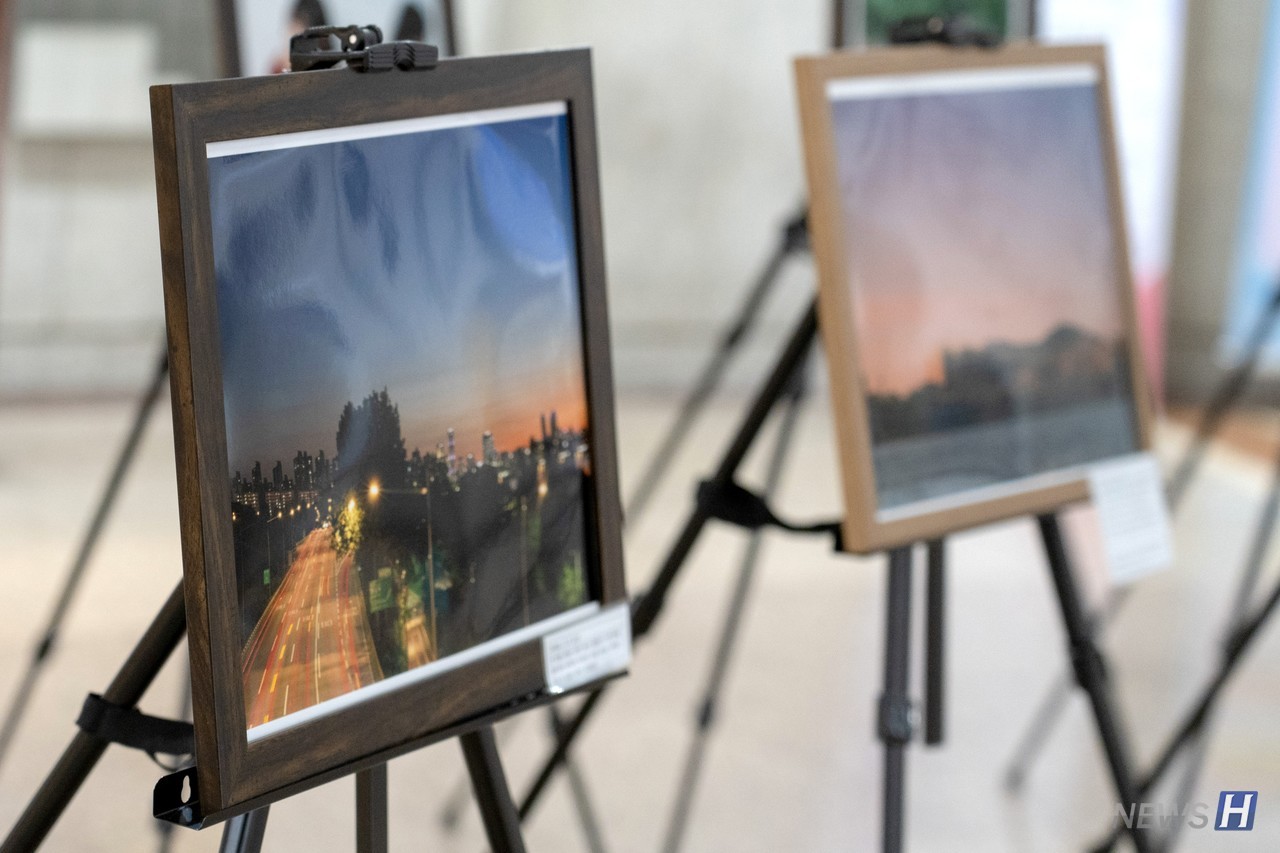 ▲ 장노출 기법을 사용해 도심의 도로를 담은 작품.