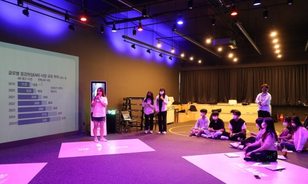 토토사이트 즐벳 학생들이 인공지능이나 가상현실 등 첨단기술을 활용한 운동 프로그램 서비스를 개발하는 IC-PBL 수업을 진행하고 있다. ⓒ 토토사이트 즐벳학교
