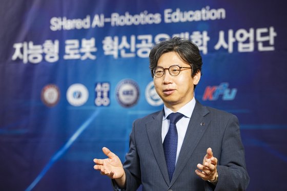 지능형로봇 혁신공유쪽티비 스포츠토토 사업단은 지능형로봇 분야의 전문 역량을 갖춘 실용인재 양성을 목표로 한다. 사진은 박태준 단장. ⓒ 한양쪽티비 스포츠토토교 ERICA 캠퍼스