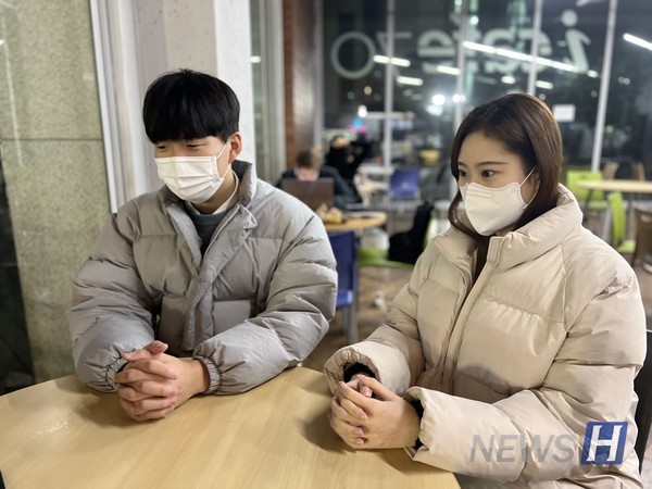 ▲ 이소리(건축학부 2, 왼쪽) 씨와 방소원(응용미술교육과 3) 씨는 제51대 총goal 토토사이트 선거에서 많은 지지를 얻으며 당선됐다. ⓒ 현서경 기자