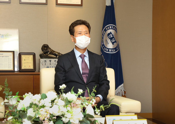 홍준 (주)퍼시픽콘트롤즈 회장이 기부에 대한 소감을 밝히고 있다.