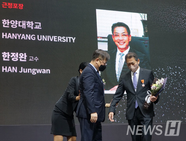 韩正琓教授,振兴韩国设计业的领头羊< 교수< 인터뷰< 기사본문- 뉴스H