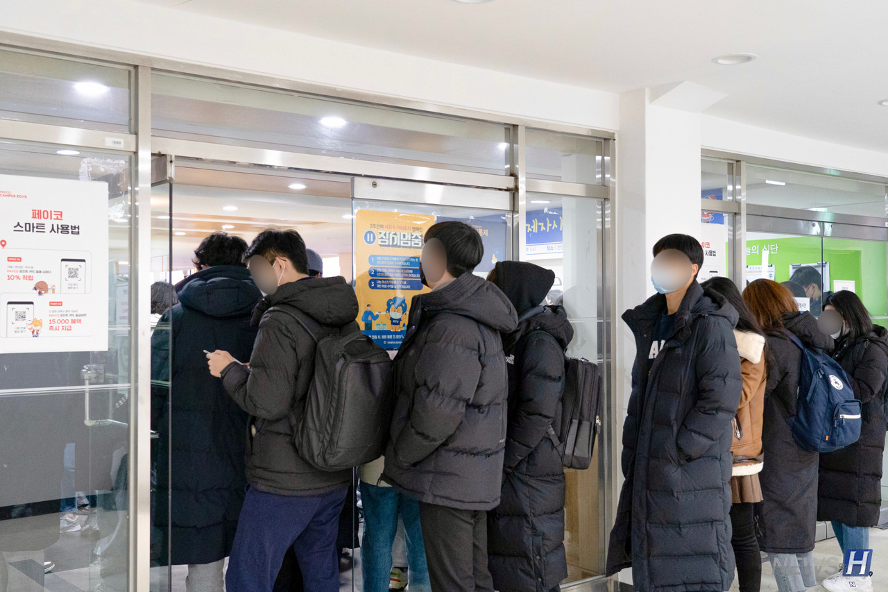 ▲ 행사에 참여하기 위해 학생 식당 입구부터 대기 줄이 이어졌다.