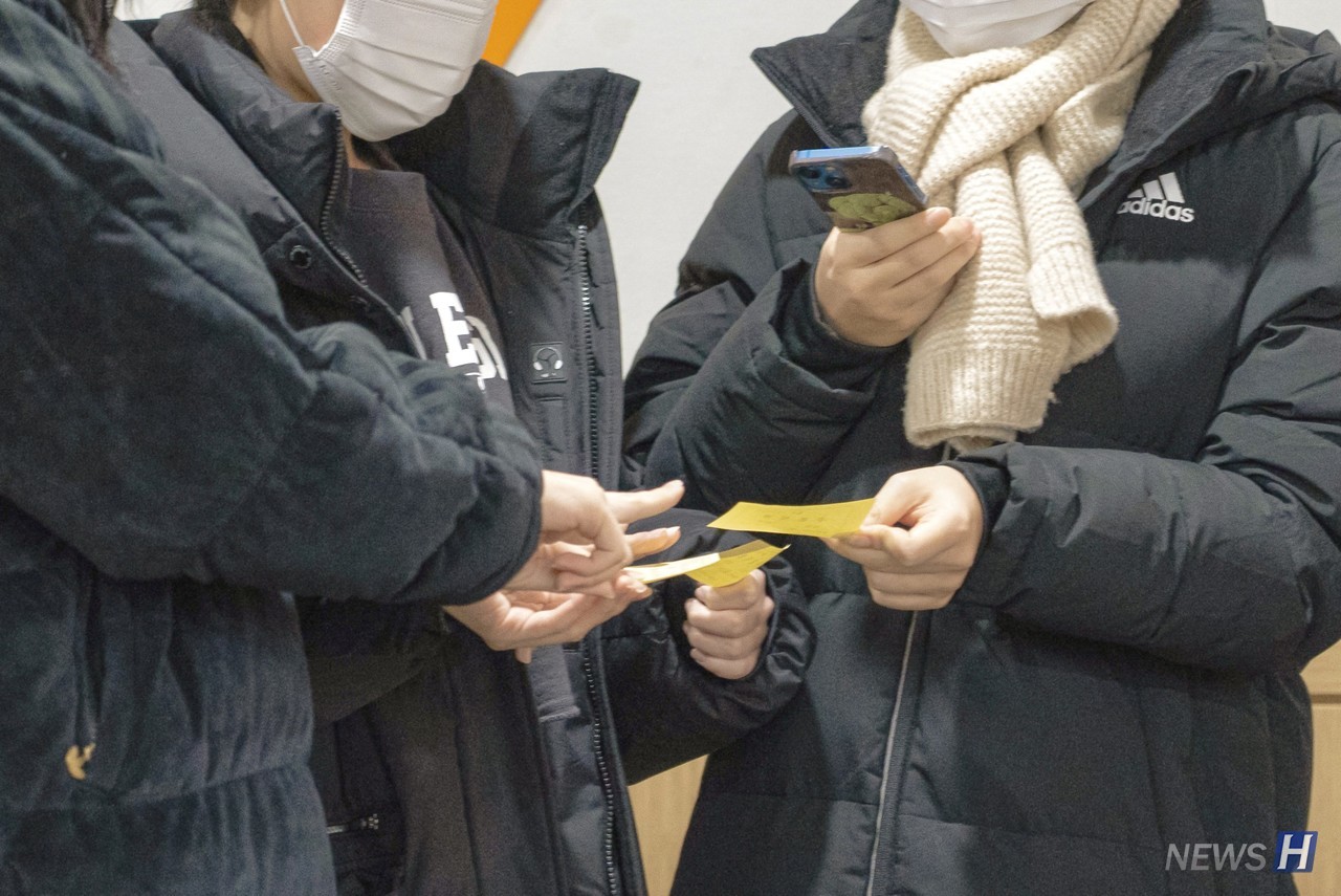 ▲ 배식 순서를 기다리며 행사를 기념하는 한양인의 모습.