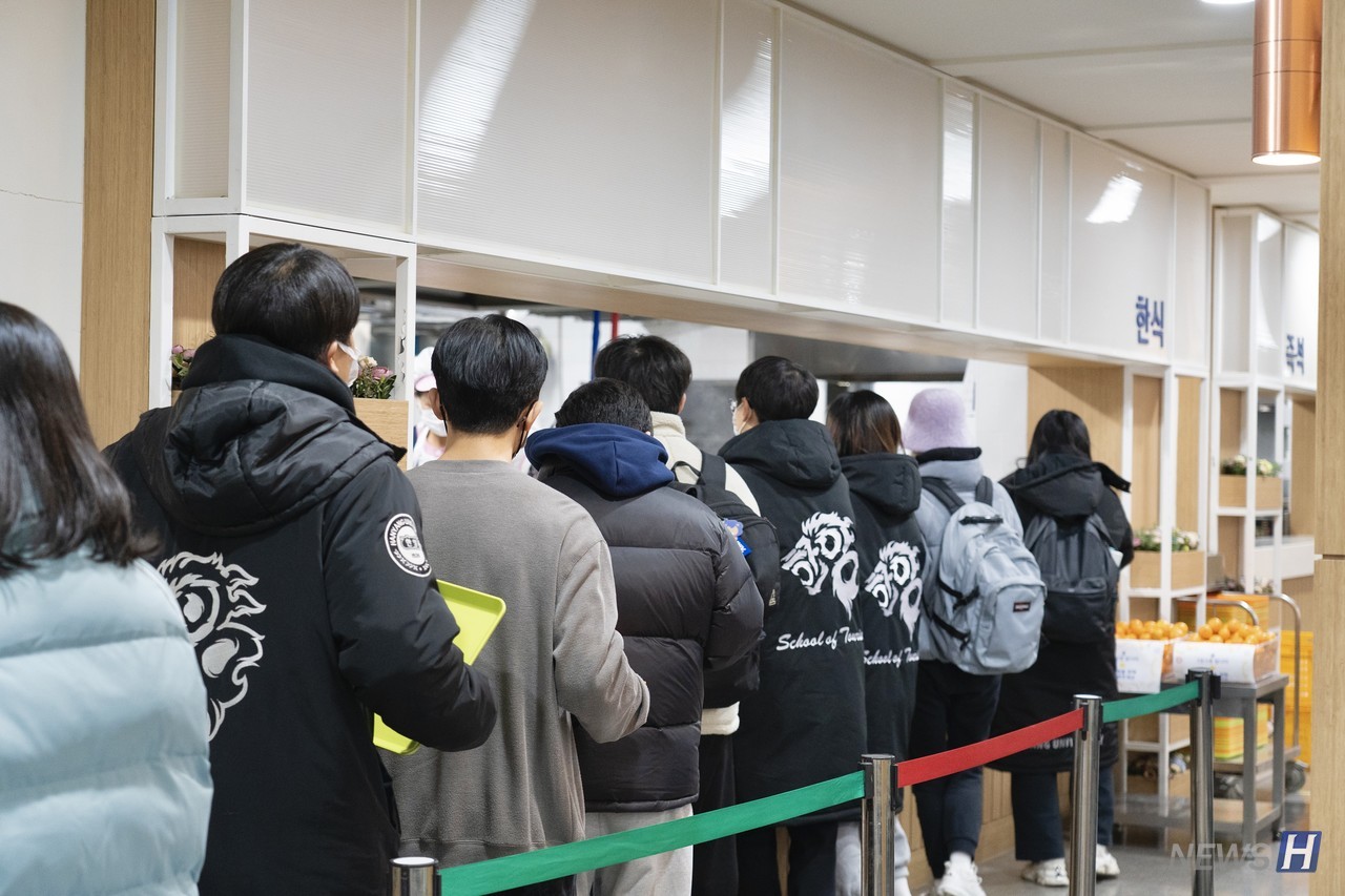 ▲ 질서정연하게 설렁탕 배식을 받는 학생들.