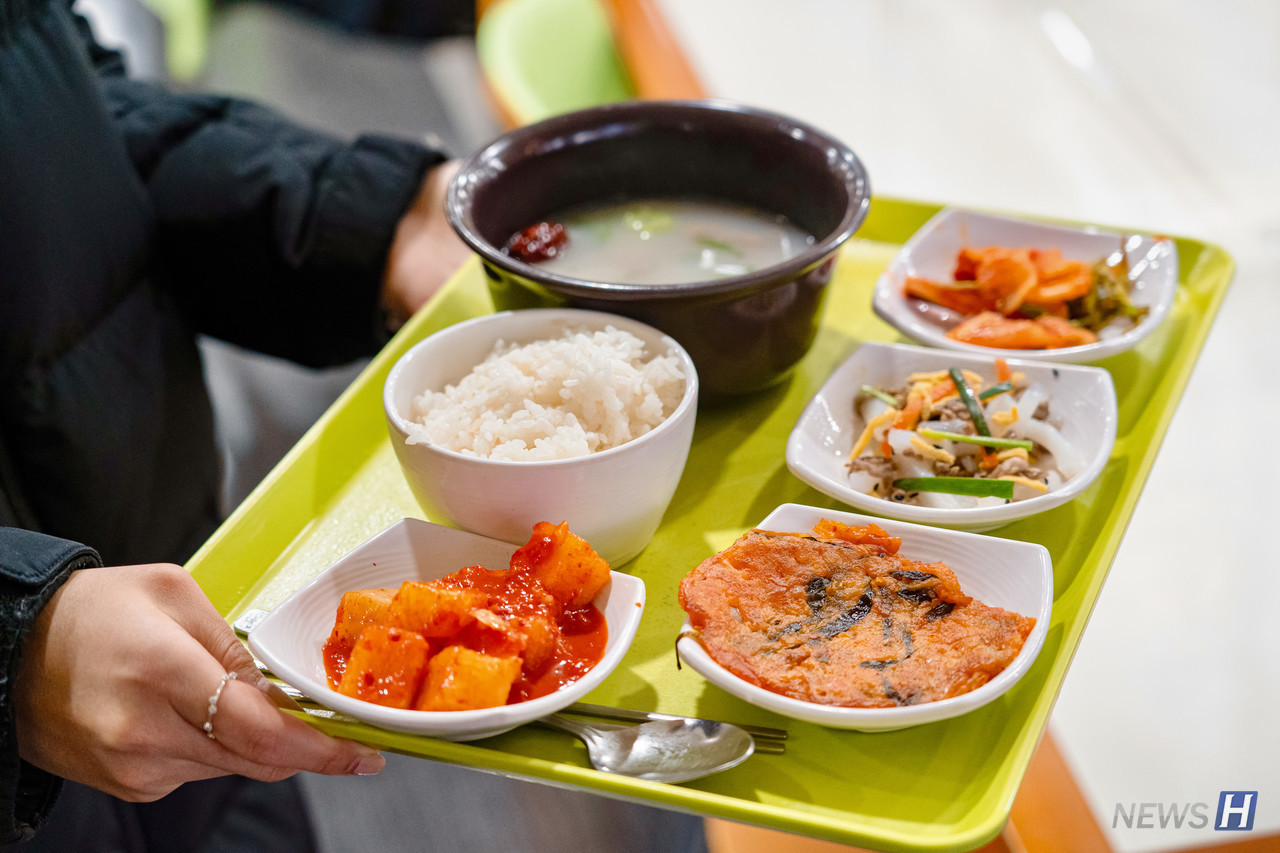 ▲ 메뉴는 특설렁탕, 오징어초무침, 오색 탕평채, 김치전, 깍두기로 구성되었다.
