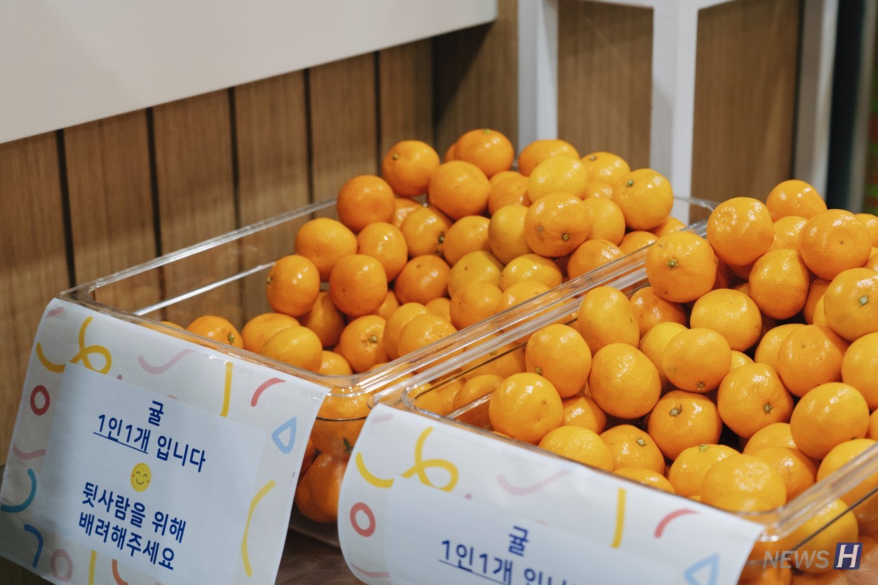 ▲ 후식으로는 귤이 제공되었다.