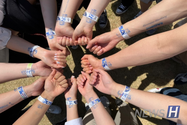 ▲ 김진욱(교육학과 1) 씨가 서울캠퍼스 봄축제 라치오스의 공연을 관람하기 전 함께 축제를 즐긴 동기들과 인증 사진을 남겼다. ⓒ 김진욱 학생