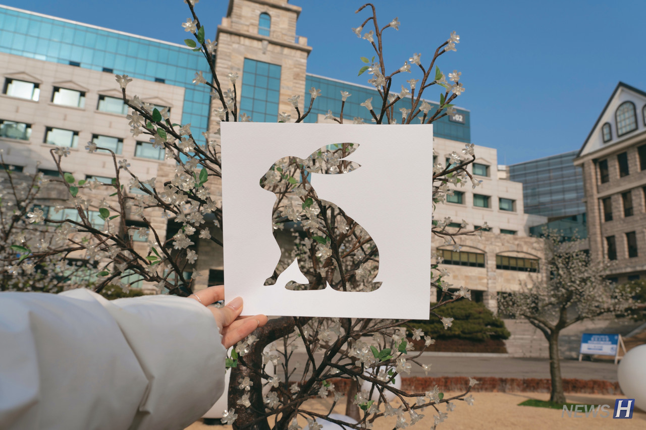 ▲ 사자상 앞에 설치된 꽃 조명을 배경 삼았다.