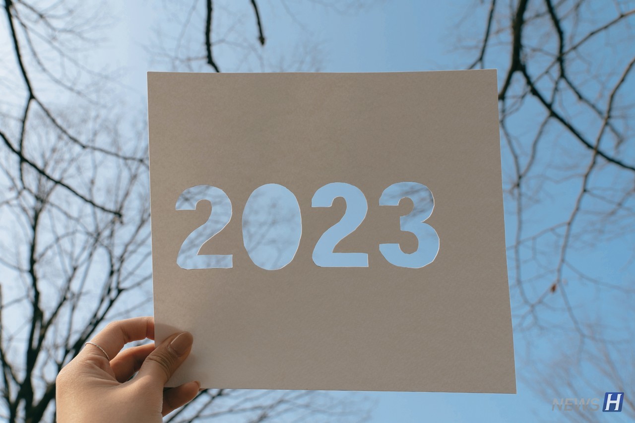 ▲  '2023' 프레임 안에 계절감이 느껴지는 나무들과 푸른 하늘을 담았다.