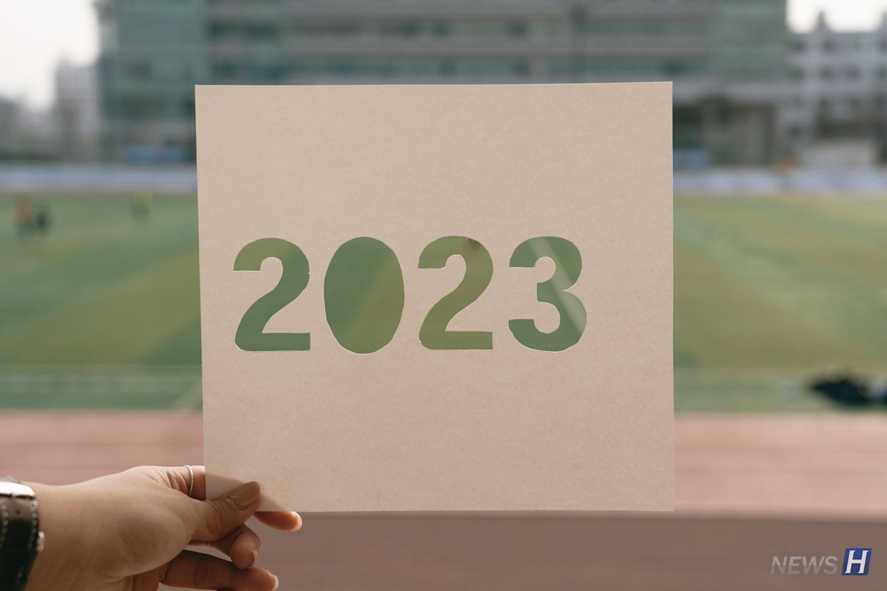 ▲ 대운동장의 초록으로 칠한 '2023' 프레임.