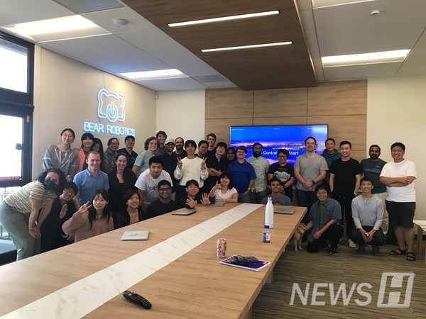 ▲ 김 씨가 현장실습을 진행한 기업에서 촬영한 단체 사진. 그는 "국외 현장실습학기제에서 학교에서 배운 지식을 실제로 적용하는 과정이 의미 있었다"고 답했다. ⓒ 김용성 학생