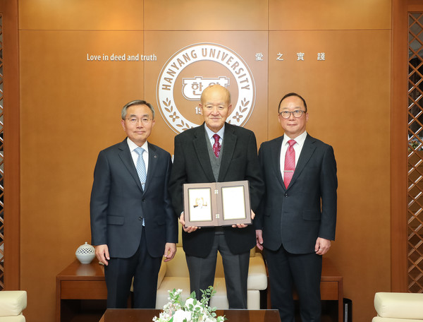 카지노 토토 이사장(가운데)과 김우승 총장(왼쪽), 황희준 대외협력처장(오른쪽)이 기념촬영을 하고 있다.