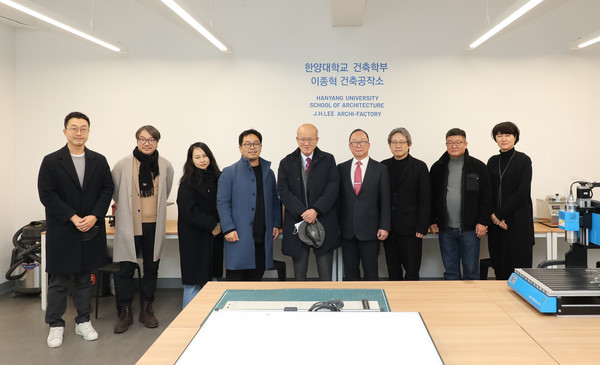 카지노 토토 FABLAB에서 카지노 토토 이사장과 건축학부 교수들이 기념촬영을 하고 있다.