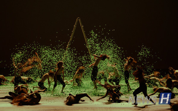 ▲ 서 교수가 연출에 참여한 '걷다, 바라보다, 그리고 서다'의 한 장면이다. 이 작품에서 춤사위의 본질적 원형을 통해 한국 춤을 현대적인 감각으로 재창조했다. ⓒ 서연수 교수