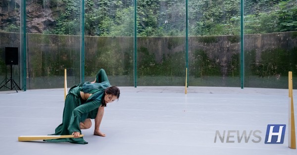▲ 서 교수가 '서울국제페스티벌 인 탱크'에서 작품 'White Sound'를 공연했다. 그는 한국 춤의 현대화를 위해 춤사위를 분해하고 다양한 오브제를 활용하고 있다. ⓒ 서연수 교수