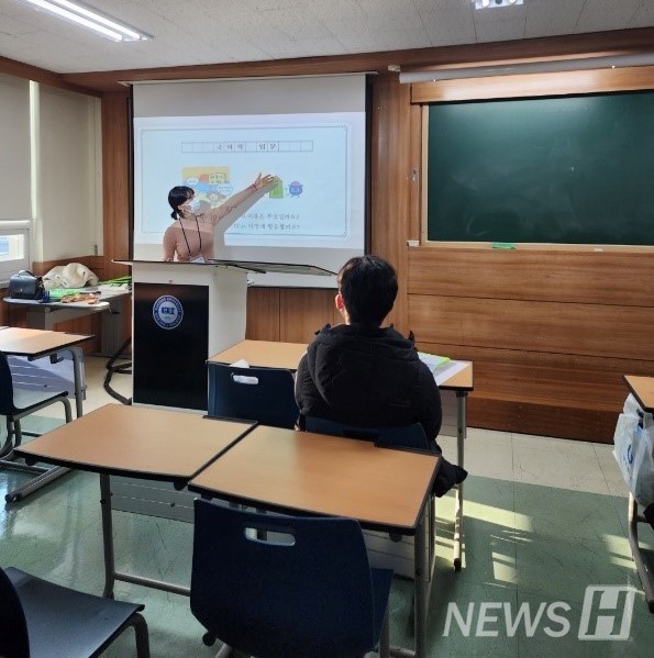 ▲ 박신후(국어국문학과 3) 씨가 토토추천 파워볼사이트 강연을 하는 모습. 그는 토토추천 파워볼사이트 강연 키트를 활용해 학생들의 참여를 효과적으로 이끌어냈다. ⓒ 박신후 학생
