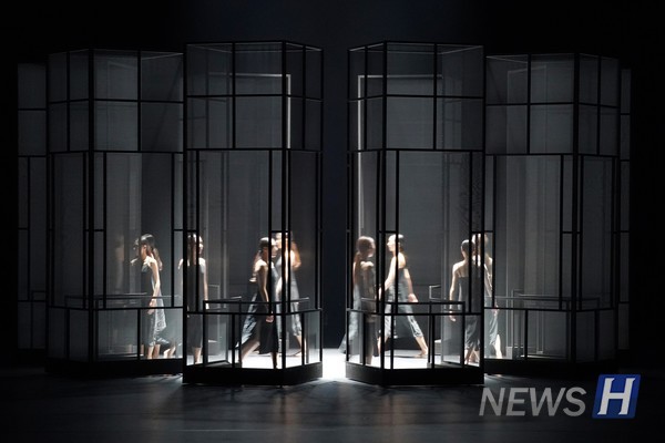 ▲ A scene from Professor Seo's production "House in the House." The work was inspired and directed by installation artist Seo Do-ho, and contains the inner psychology that humans crave. ⓒ Professor Seo Yeon-soo