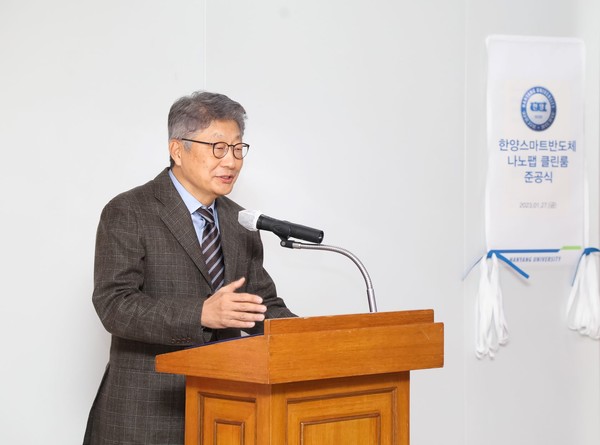[사진1] 27일 서울 성동구 서울캠퍼스에서 열린 한양스마트반도체나노팹 클린룸 준공식에서 구자겸 NVH코리아(주) 겸 ㈜원광테크 회장이 축사를 하고 있다. 구자겸 회장은 이번 클린룸 구축을 위해 약 17억 원 상당의 현물을 기부했다. 