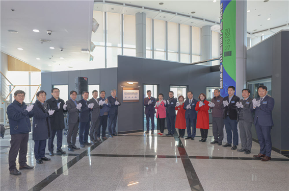 [사진] 지난해 12월 27일 경기테크노파크 RIT센터에서 지능형로봇 테스트베드 인프라인 ‘안산 AI로봇산업혁신센터’ 현판 제막식 행사 이후 참석자들이 기념촬영을 하고 있다.(사진제공=한양대)