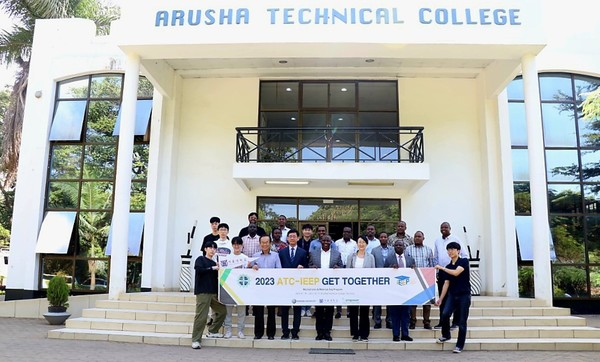 [照片1] IEEP志愿团和坦桑尼亚阿鲁沙工学院校长及教授们正在拍摄2023年活动启动仪式的纪念照片。