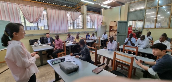 [照片2] 汉阳大学材料化学工程学系的李善英教授正在以坦桑尼亚阿鲁沙理工大学的学生为对象进行