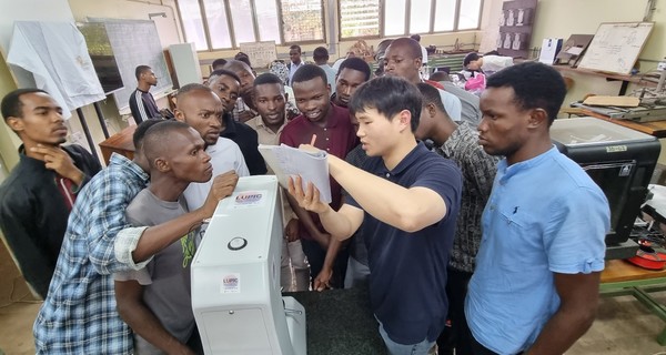 [照片3] 汉阳大学材料化学工程学系的林泰协(博士进修生)学生正在以坦桑尼亚阿鲁沙理工大学(ATC)学生为对象进行设备实习。