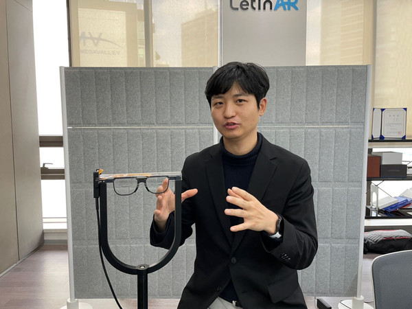 LetinAR's CEO Kim Jae-hyeok is introducing optical modules. Retinal