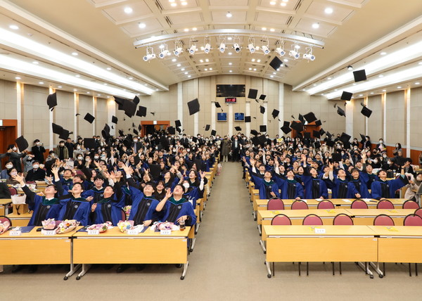 On February 16, Graduates who attended Spring Commencement Ceremony held at the Hanyang Institute of Technology on Seoul Campus in Seongdong-gu are taking commemorative photos. Total of 3,802 students, including including 299 doctoral students, 914 master's students, and 2,589 bachelor's students recieved their degrees at Seoul Campus. 