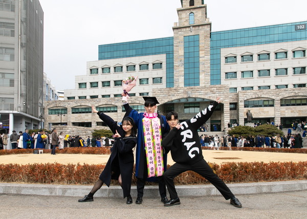 On February 16, a graduate who finished his commencement ceremony at Seoul Campus in Seongdong-gu is taking commemorative photos with his friends. 