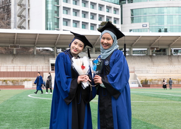 On February 16, graduates who finished their commencement ceremony at Seoul Campus in Seongdong-gu are taking commemorative photos. 
