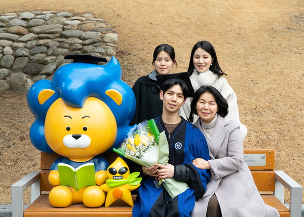 ▲于16日，在首尔城东区首尔校区，结束学位授予仪式的毕业生正在和家人合影留念。 